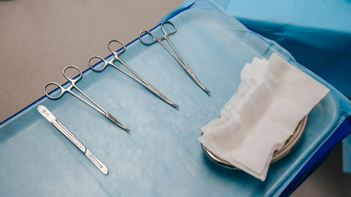 Steriles Instrumententablett auf blauem Operationstuch