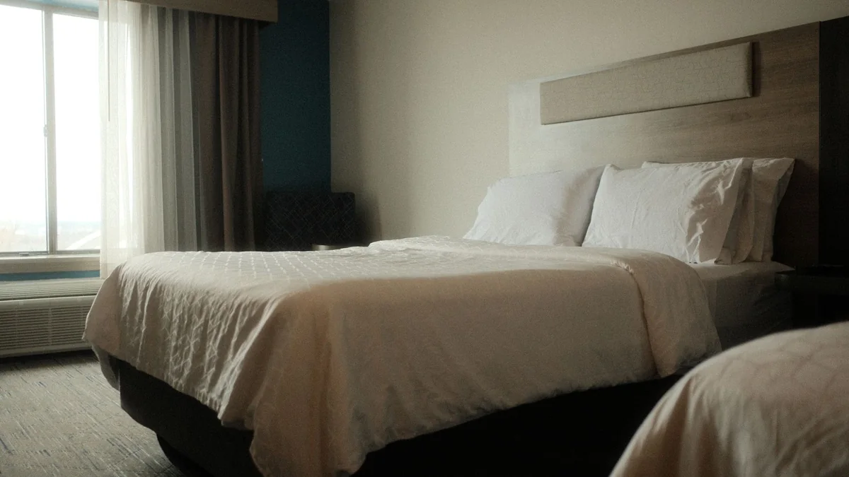 Helles, ruhiges Hotelzimmer mit gemachten Betten